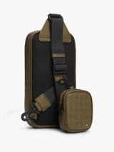 Cartera tipo sling Tommy Hilfiger de color verde militar, con diseño de monograma TH en relieve, bolsillo exterior con cierre y correa ajustable negra.