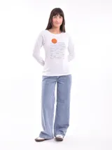 Remera negra de manga larga con escote en V y estampa frontal blanca con diseño de soles y la frase 'Woke Up'.