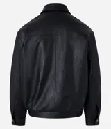 Campera masculina de corte boxy confeccionada en poliuretano con acabado que imita el cuero. Presenta cuello con solapa, cierre frontal oculto, mangas largas y bolsillos con canesú. El bajo cuenta con ajuste elástico y cierre de botón doble.