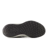 Championes de tenis New Balance modelo 796, color gris con detalles en blanco y celeste. Presentan una estructura de malla transpirable con refuerzos sintéticos, entresuela FuelCell para mayor amortiguación y suela de goma resistente.