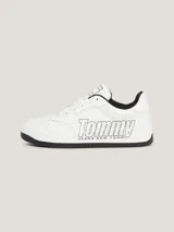 Zapatillas de corte bajo inspiradas en el baloncesto, confeccionadas en piel blanca con detalles en negro. Presentan el logo de Tommy Jeans oversize en el lateral, suela cupsole de goma y perforaciones en la puntera para mayor ventilación.