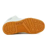 Championes de corte alto Pony modelo M100 II, color blanco con suela de goma color caramelo. Presenta detalles perforados en los laterales, cierre con cordones y logo de la marca en el lateral y la lengüeta.