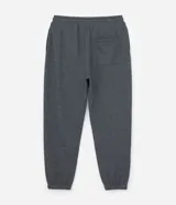 Pantalón tipo jogger de color negro, confeccionado en una mezcla de algodón y poliéster. Presenta cintura elástica con cordón ajustable, bolsillos laterales y puños elásticos en el ruedo.