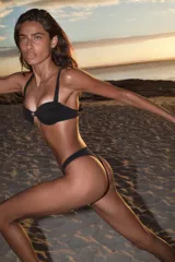 Bombacha de bikini negra de tiro medio con diseño liso y clásico.