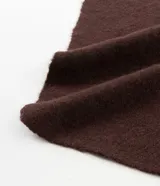 Bufanda triangular de punto color bordó, con diseño de textura suave y terminaciones en punta.