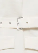Vestido corto de color blanco con cuello en pico y diseño sin mangas. Presenta un corte recto, tirantes anchos y dos bolsillos de solapa en la parte delantera. Incluye un cinturón ajustable con hebilla metálica en la cintura.