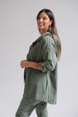 Campera verde militar con capucha, cierre frontal y mangas tres cuartos con detalle de ajuste.