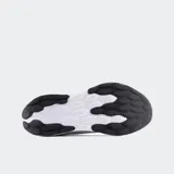 Championes New Balance modelo 520, color gris claro con logo "N" en naranja neón. Presentan una entresuela de EVA blanca con tecnología Fresh Foam y suela exterior negra.