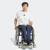 Pantalón deportivo Adidas de color azul marino, diseñado para atletas en silla de ruedas. Presenta un corte clásico con cintura elástica, puños con cordón de ajuste y tecnología de absorción AEROREADY.