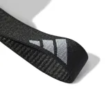 Riñonera Adidas SP Pouch T negra con logo Adidas plateado estampado al frente y correa ajustable.