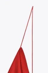 Vestido largo de satén color rojo, con escote en V y tirantes finos.