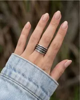 Anillo de plata 925 con acabado empavonado, diseño de banda ancha con relieve de líneas onduladas horizontales.
