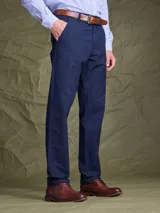 Pantalón de vestir color azul marino, de corte recto y estilo clásico, con bolsillos laterales y cierre frontal.