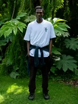 Camiseta gris de algodón orgánico con estampado de un yeti y un explorador en la espalda, corte oversize.