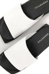 Sandalias de cuero color blanco con suela plana color negro.