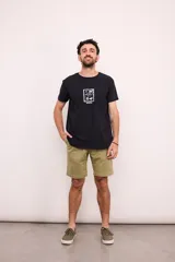 Bermuda de gabardina azul con bolsillos laterales y traseros.