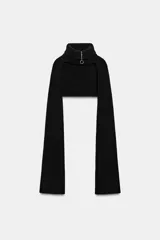 Bufanda de punto con cuello alto y cierre frontal con cremallera, diseñada con mangas largas integradas.