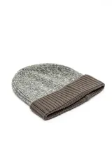 Gorro de lana de punto en color gris melange con vuelta marrón oscuro acanalada.