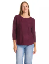 Buzo de tejido fino color violeta, con mangas tres cuartos y corte dolman. Presenta un diseño de textura geométrica sutil en el frente y cuello redondo.