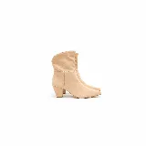 Botas cortas de gamuza color beige, con punta fina, taco ancho y costuras decorativas visibles en forma de cruz.