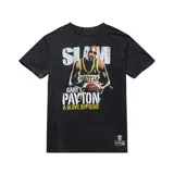 Remera de algodón color negro con efecto lavado, de corte holgado y manga corta. Presenta un estampado gráfico frontal estilo vintage con la imagen del jugador de básquetbol Gary Payton con la camiseta de los Seattle SuperSonics, junto con el texto 'SLAM', 'GARY PAYTON' y 'A GLOVE SUPREME'. Incluye un parche decorativo en la parte inferior derecha con el logo de la marca Mitchell & Ness y el equipo.