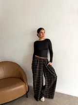 Remera de manga larga ajustada al cuerpo, con cuello redondo, confeccionada en lanilla.