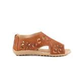 Sandalias de cuero marrón claro, estilo cerradas con diseño de perforaciones circulares en el empeine, suela plana y taco bajo.