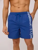 Short de baño azul con estampado lateral de cuadros blancos y negros, y logo de la marca.