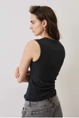 Musculosa negra de algodón con escote en V pronunciado.