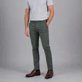 Pantalón tipo chino de gabardina verde militar, corte entallado y diseño clásico con bolsillos laterales y traseros.