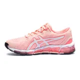 Championes Asics Gel-Quantum 360 de mujer, en tonos salmón y blanco, con amortiguación de gel visible en la suela y capellada de malla transpirable.