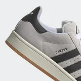 Championes Adidas Campus 00s color beige con detalles en negro y suela color caramelo.