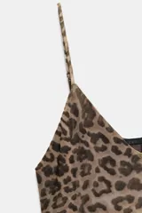 Vestido largo de tul con estampado animal print, escote en V y tirantes finos ajustables.