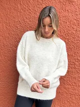 Sweater de punto de cuello redondo, manga larga con puños acanalados y diseño holgado.