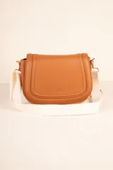 Bandolera negra de cuero sintético con correa de tela desmontable y regulable. Cuenta con un compartimento interno y dos bolsillos adicionales.