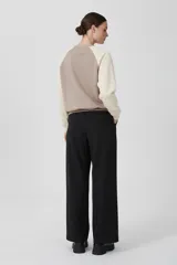 Buzo de cuello redondo con diseño color block en azul marino y celeste, con mangas raglán y costuras blancas decorativas.