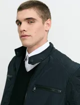 Campera de estilo casual con cierre frontal, cuello alto con broche y bolsillos laterales con cierre. Presenta un diseño liso y funcional, ideal para uso diario.