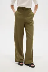 Pantalón de viscosa color verde militar, de corte ancho y tiro alto, con detalle de plisado en la cintura.