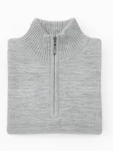 Sweater gris de tejido de punto con cuello alto y cierre parcial con cremallera.