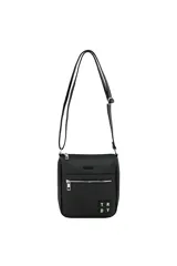 Bandolera negra con correa ajustable, cierre superior y bolsillo frontal con cierre.