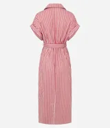Vestido largo estilo chemise con estampado de rayas rojas y blancas, cuello clásico, cierre frontal con botones y mangas cortas amplias. Incluye un cinto desmontable para ajustar en la cintura.