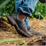 Botas tipo Chelsea Blundstone modelo 500, confeccionadas en cuero premium color marrón oscuro. Presentan elásticos laterales en tono marrón, tiradores en la parte superior y suela de TPU de alta durabilidad con tecnología de amortiguación en el talón.