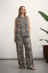 Blusa sin mangas con estampado abstracto en tonos verde y beige.