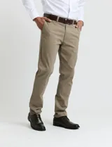Pantalón de corte clásico confeccionado en algodón sarga con elastano. Presenta bolsillos delanteros inclinados y bolsillos traseros de ribete.