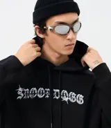 Buzo con capucha de algodón con forro polar, diseño de manga larga con puños y bajo elásticos, y bolsillo tipo canguro. Presenta un estampado gráfico en la espalda con la imagen de Snoop Dogg y lettering estilo gótico.