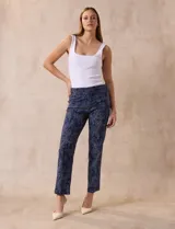 Pantalón de gabardina elastizada con estampado floral multicolor, pretina ancha elastizada y corte recto.