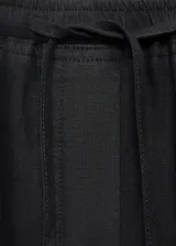 Pantalón largo negro de lino con diseño recto, cintura elástica con cordón ajustable y bolsillos laterales.