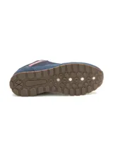 Championes Caterpillar modelo Ventura, de diseño urbano y casual. Confeccionados en una combinación de gamuza y malla técnica en color azul, con detalles en rojo y beige en la entresuela. Presentan el logo de la marca en el lateral y la lengüeta, con suela de goma para mayor tracción.