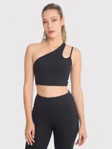 Top deportivo asimétrico de un hombro con diseño de tirante doble y apertura decorativa. Cuenta con sujetador integrado y almohadillas removibles, ofreciendo soporte medio.