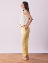Pantalón capri amarillo de lino marca Zac & Rachel, con pretina elastizada, bolsillos delanteros y botones decorativos.